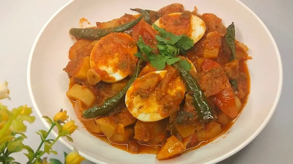 Spicy potato & egg curry|Mrs.Tandoori Channelさん