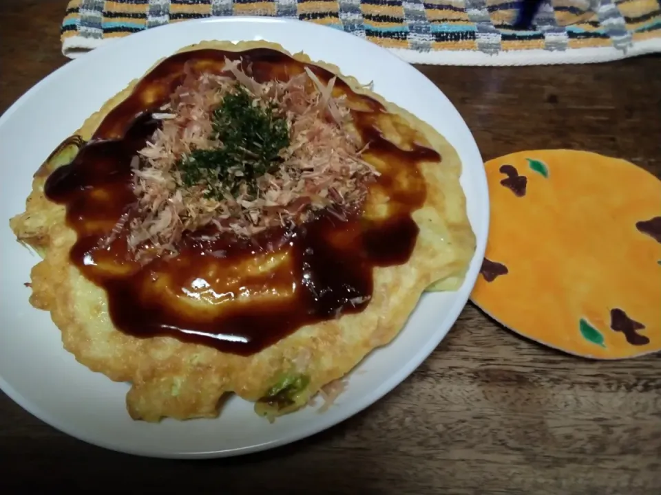 こんばんは✨

昨夜はお好み焼きです🤗
隣の橙色のものはどでかコースターです😅
昨日、病院のOTで作りました🍄🌱
来年には病院を変えるので、最後の思い出にOTスタッフが革細工をやらないかと、時間が足りなくて、こんなコースターになりました😂|にんにくと唐辛子が特に好き❤️(元シャリマー)さん