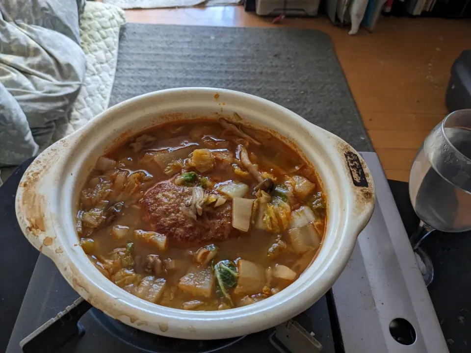 Snapdishの料理写真:夜勤明け年納め鍋🍲キムチベース野菜たっぷりハンバーグも入った華やかに
年始めは七草粥後に|Tarou  Masayukiさん