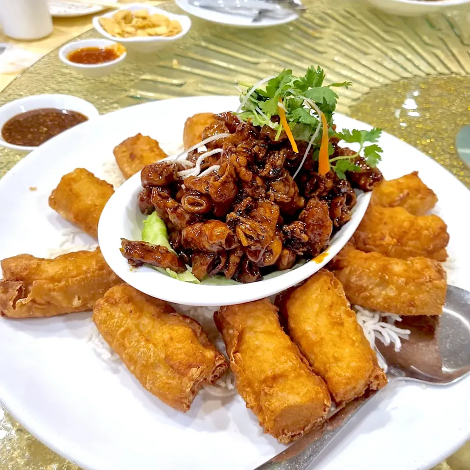 Snapdishの料理写真:youtiao & squid|hweeyhさん