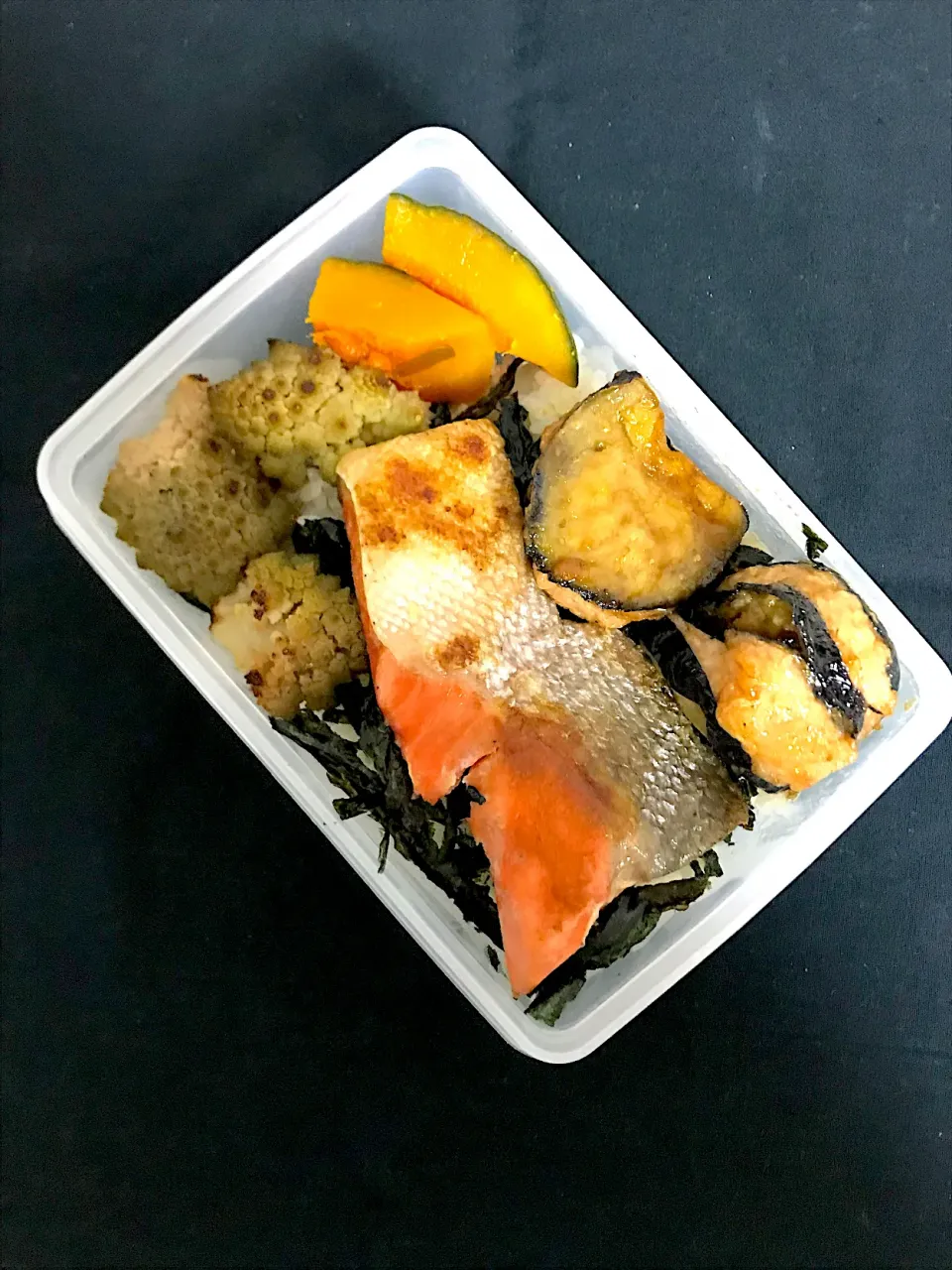 Snapdishの料理写真:今年最後のお弁当は鮭弁当|コマツ菜さん