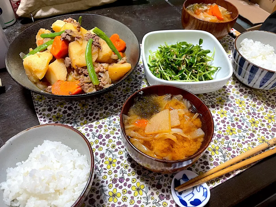 Snapdishの料理写真:晩ごはん★肉じゃが、豆苗とツナのごまサラダ|ハルさん