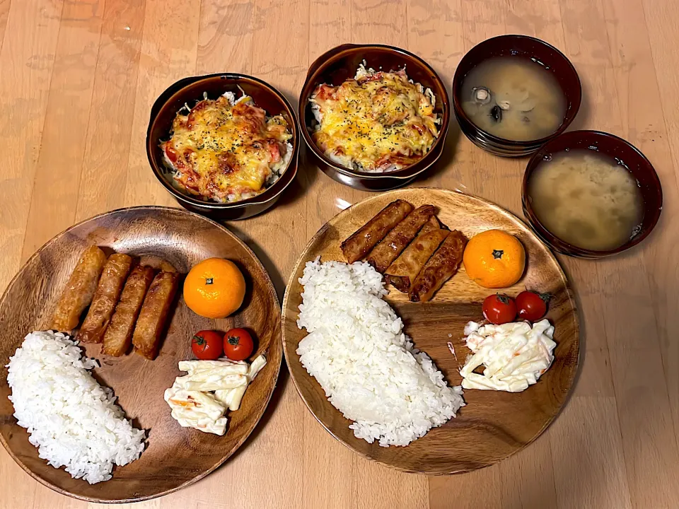 Snapdishの料理写真:里芋とベーコンのチーズ焼き　スパムと餃子皮の揚げ物　マカロニサラダ　トマト　みかん　しじみ汁|そのみさん