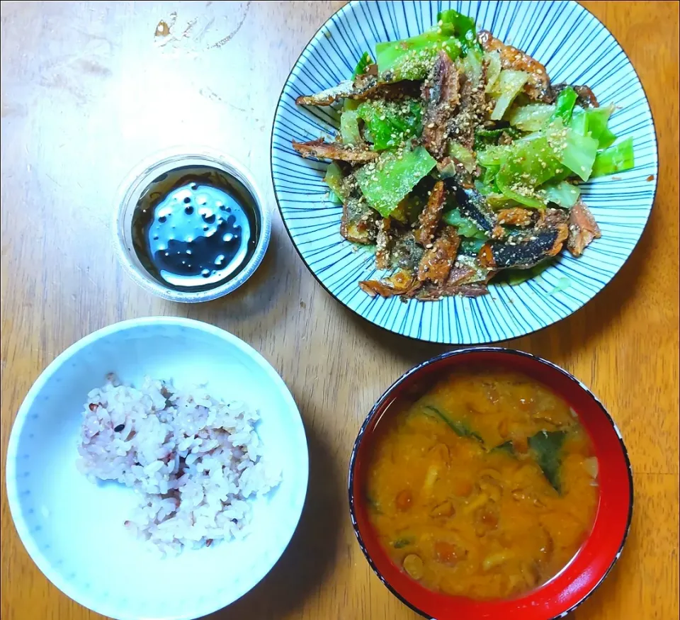 2022 1215　さんまの蒲焼きキャベツ　もずく　なめことわかめのお味噌汁|いもこ。さん