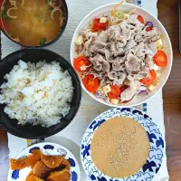 Snapdishの料理写真:豚しゃぶサラダ&もち麦ご飯🍚
ゴマだれ&ゆずぽん酢MIX😊
タレはサラダにかけて頂きました✨

#豚しゃぶ　#チーズ　#トマト　#サラダ　#もち麦ご飯　#ハリハリ漬け　#男飯|しんからからさん