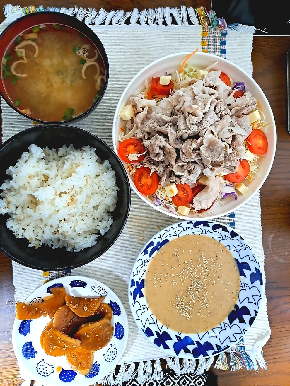 豚しゃぶサラダ&もち麦ご飯🍚
ゴマだれ&ゆずぽん酢MIX😊
タレはサラダにかけて頂きました✨

#豚しゃぶ　#チーズ　#トマト　#サラダ　#もち麦ご飯　#ハリハリ漬け　#男飯|しんからからさん