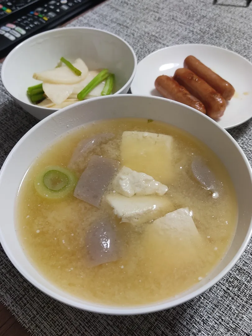 Snapdishの料理写真:豆腐の味噌汁と余りもの|Rピージャーさん