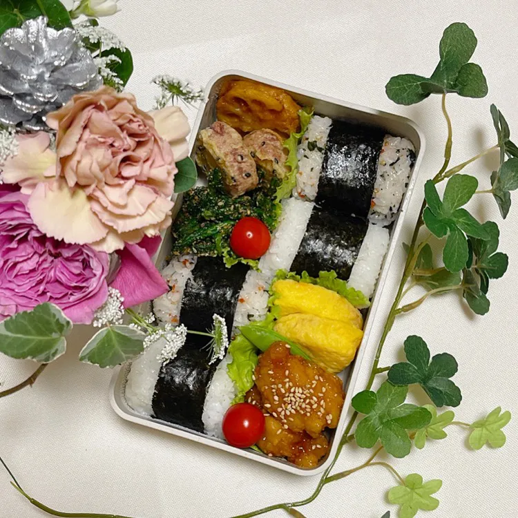 Snapdishの料理写真:12/28❤︎主人のお弁当🍙🌱
主人は今日年内の仕事納め…お弁当もしばらくお休み☺️|Makinsさん