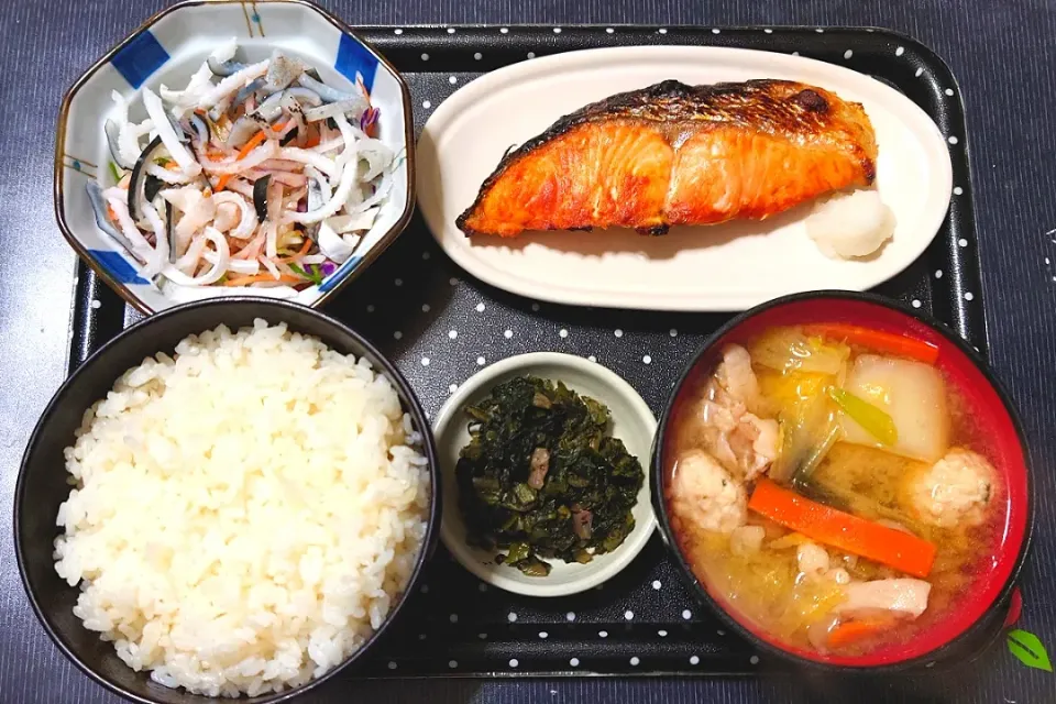 今日の朝ごはん（ごはんは千葉県産コシヒカリに焼鮭、ふぐの皮湯引きサラダ、鶏ちゃんこのみそ汁、広島菜漬）|Mars＠釜飯作り研究中さん