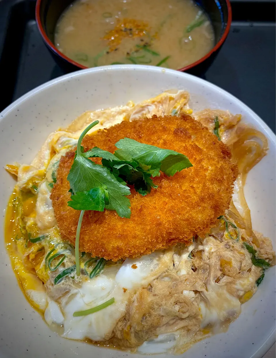 たまご丼（コロッケ乗せ）と豚汁 390円|すくらんぶるえっぐさん