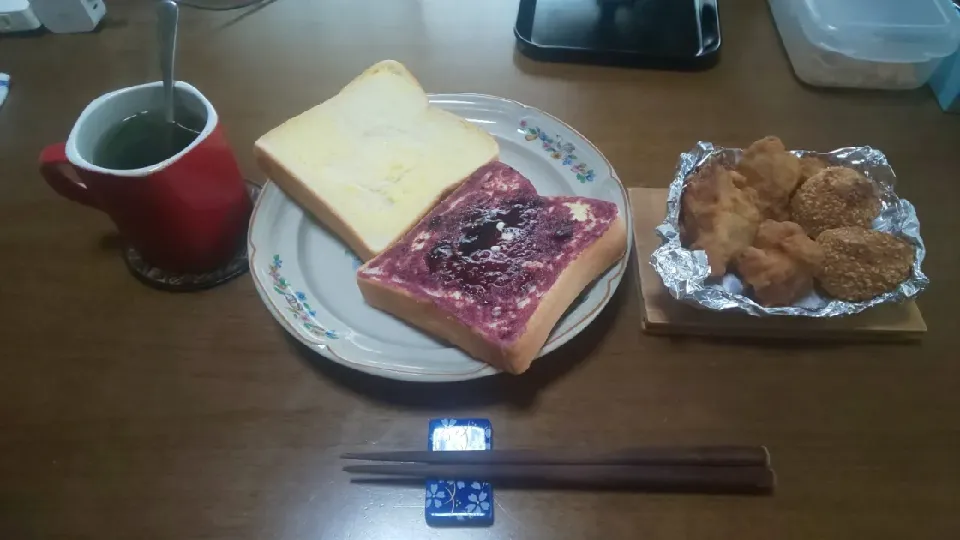 Snapdishの料理写真:トースト2種と中華お惣菜の鳥のから揚げとごま団子(朝ご飯)|enarinさん