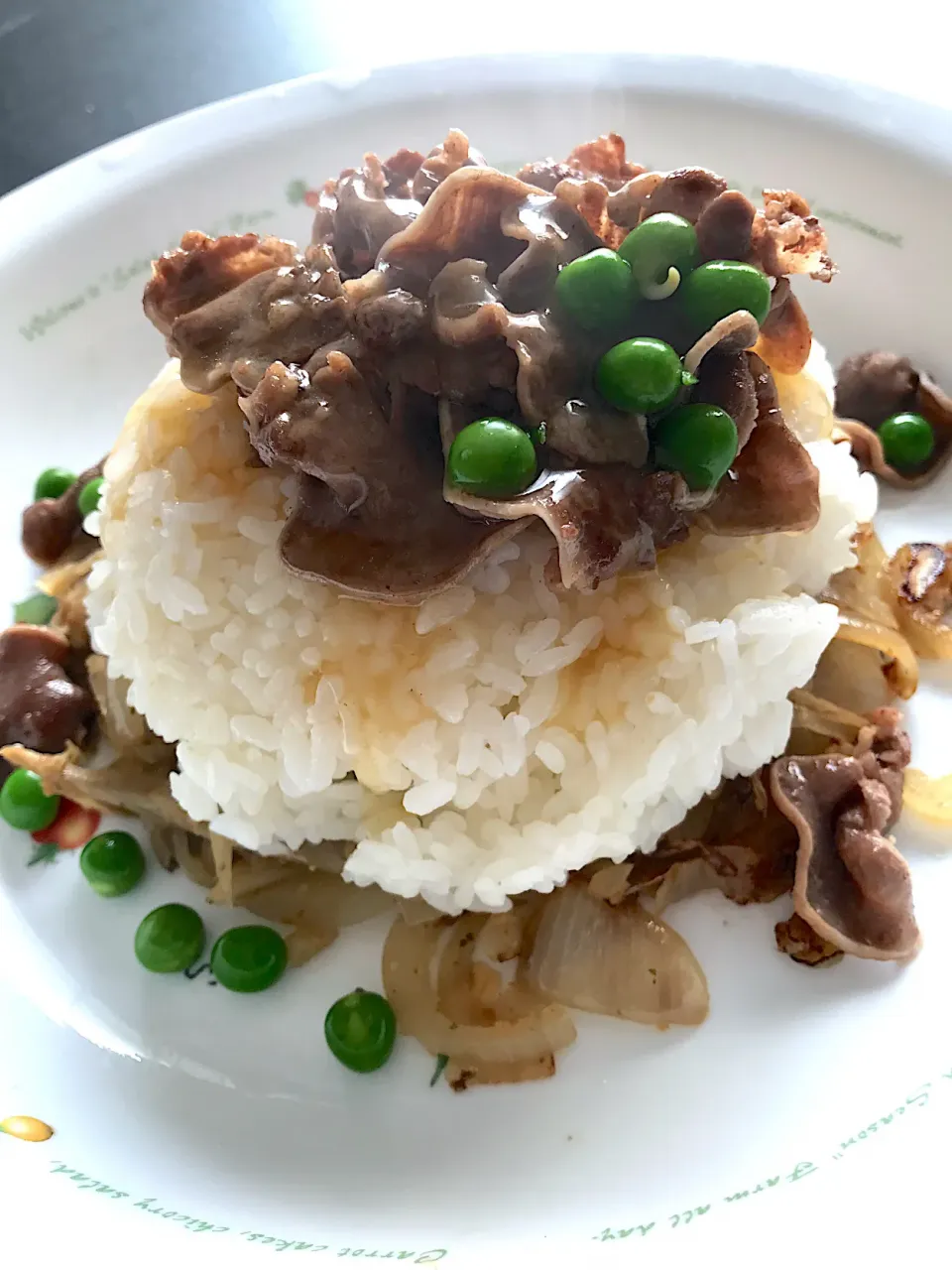 牛蒡と玉葱の炒めの上のタン丼オレンジソースがけ|ひらけごま@たかさん