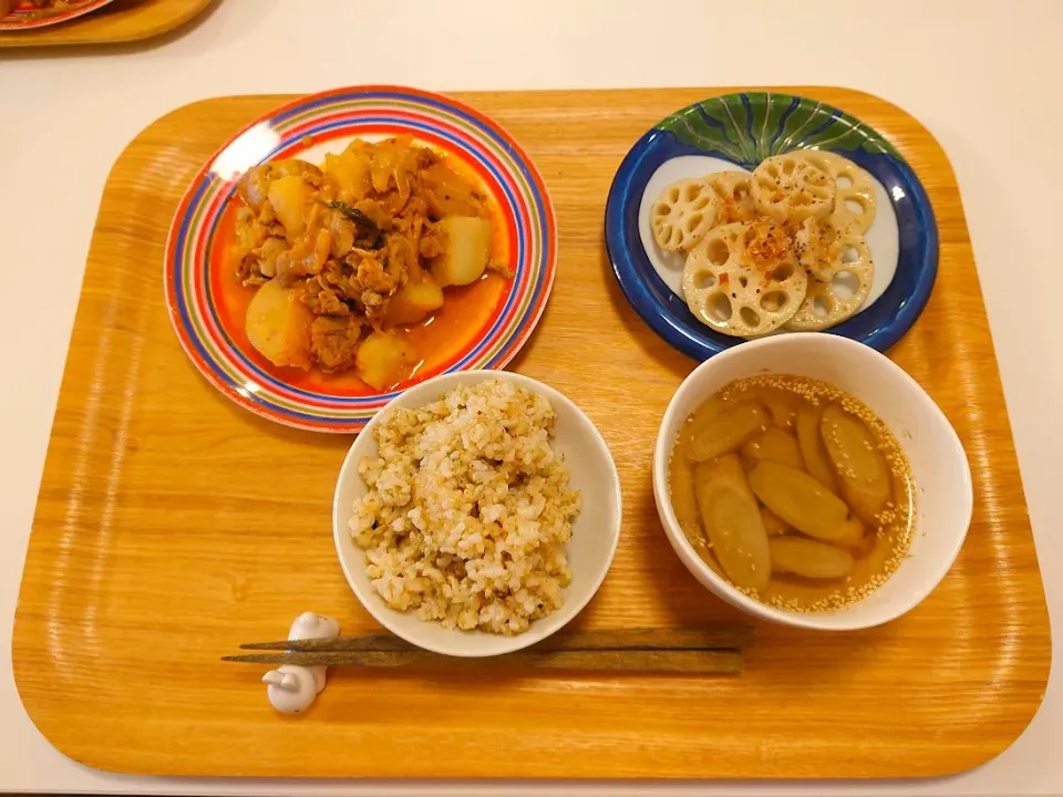 今日の夕食　味噌キムチの肉じゃが、れんこんナンプラー焼き、玄米、ごぼうスープ|pinknari🐰🌈さん