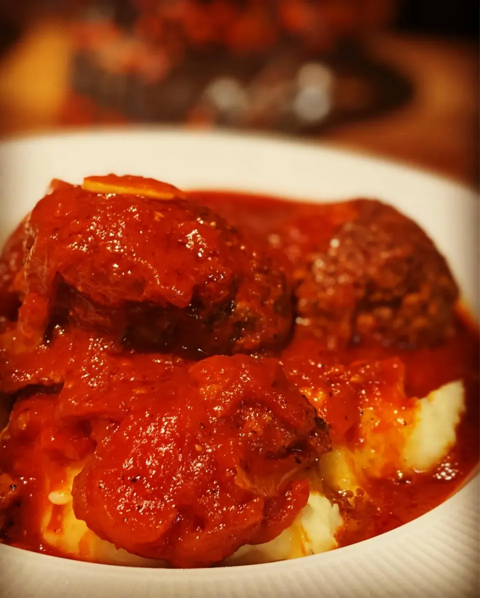 Dinner ! Dinner ! 
Fresh Made Beef 🥩 & Tofu Meatballs flavor with Szechuan Pepper and Fresh Green Chili & Garlic 
In a Miso Tomato Sauce with Onions 
On top Bu|Emanuel Hayashiさん