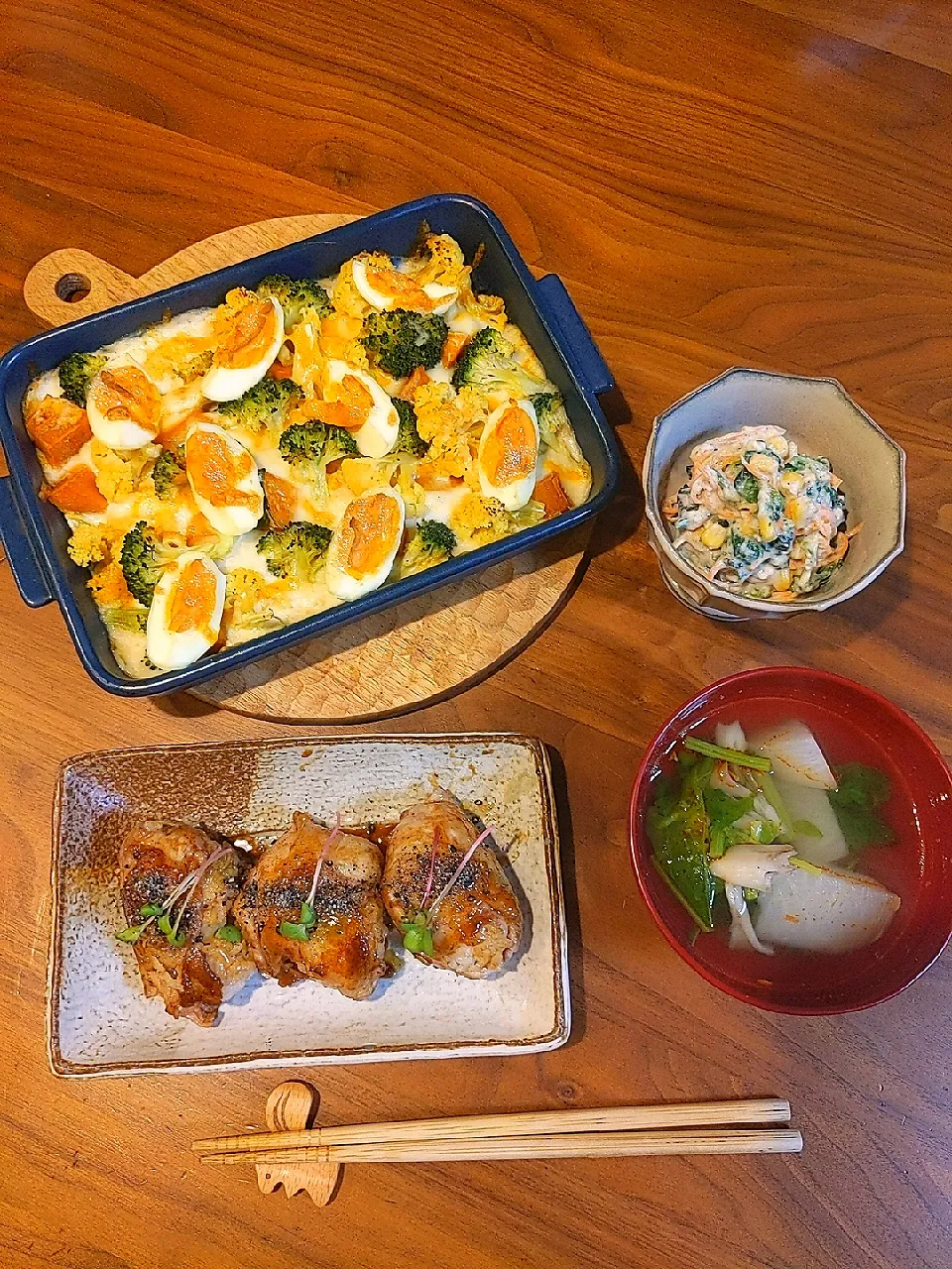 Snapdishの料理写真:ゆで卵ブロッコリー根菜のホワイトソースがけグリル
白和え
肉巻きチーズ入りおにぎり
かぶらと舞茸のスープ|ちくさん