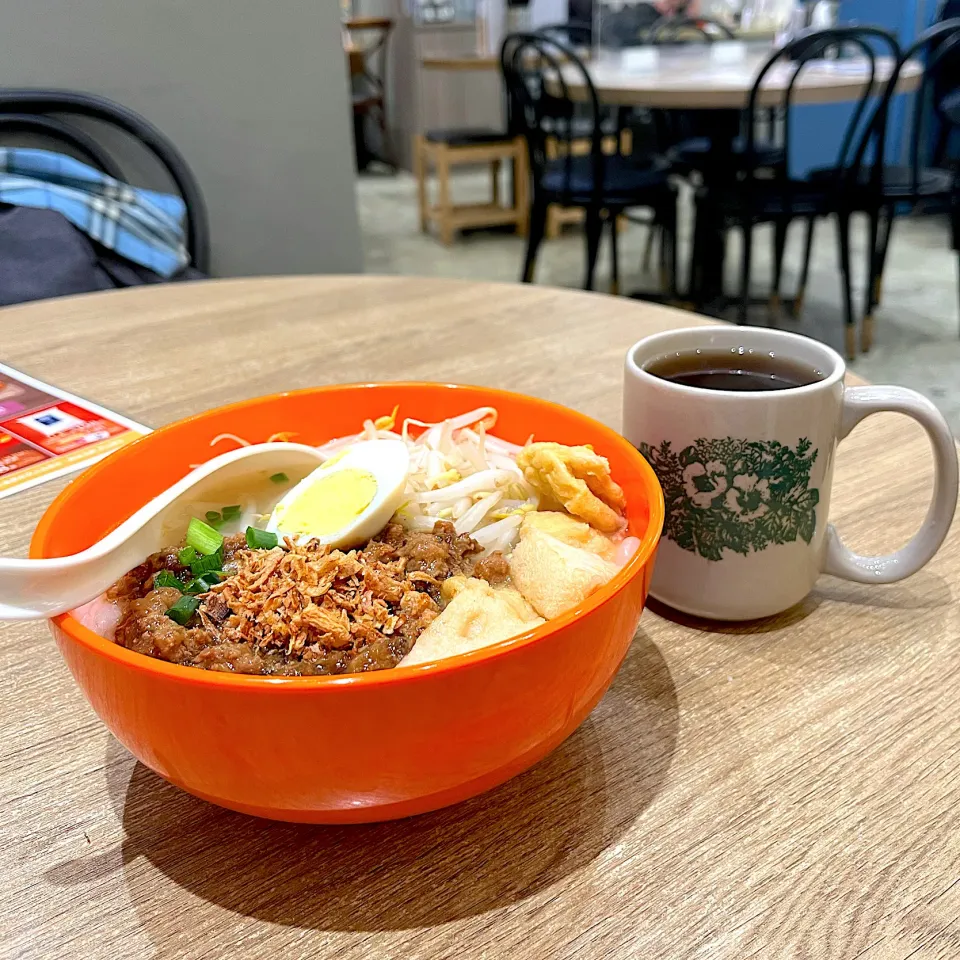 Snapdishの料理写真:Silver needle noodles with minced pork and mushrooms|skyblueさん