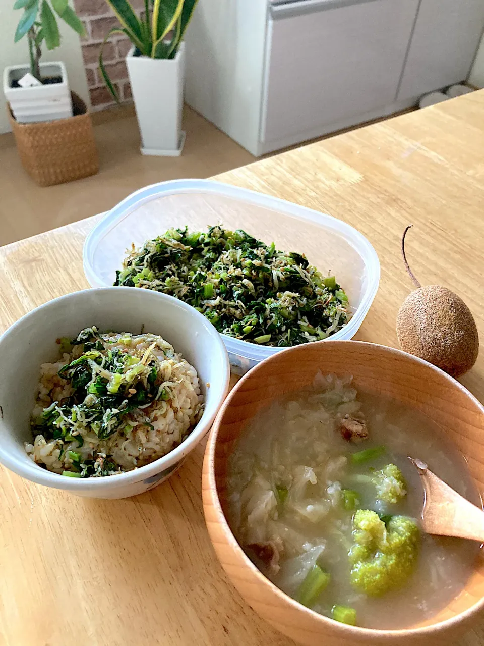 とろろ昆布と蕪の葉とじゃこの炒め物。こらだけでご飯いける♫発芽玄米ご飯と液味噌と残り物野菜の簡単お味噌汁、無農薬キウイ🥝|さくたえさん