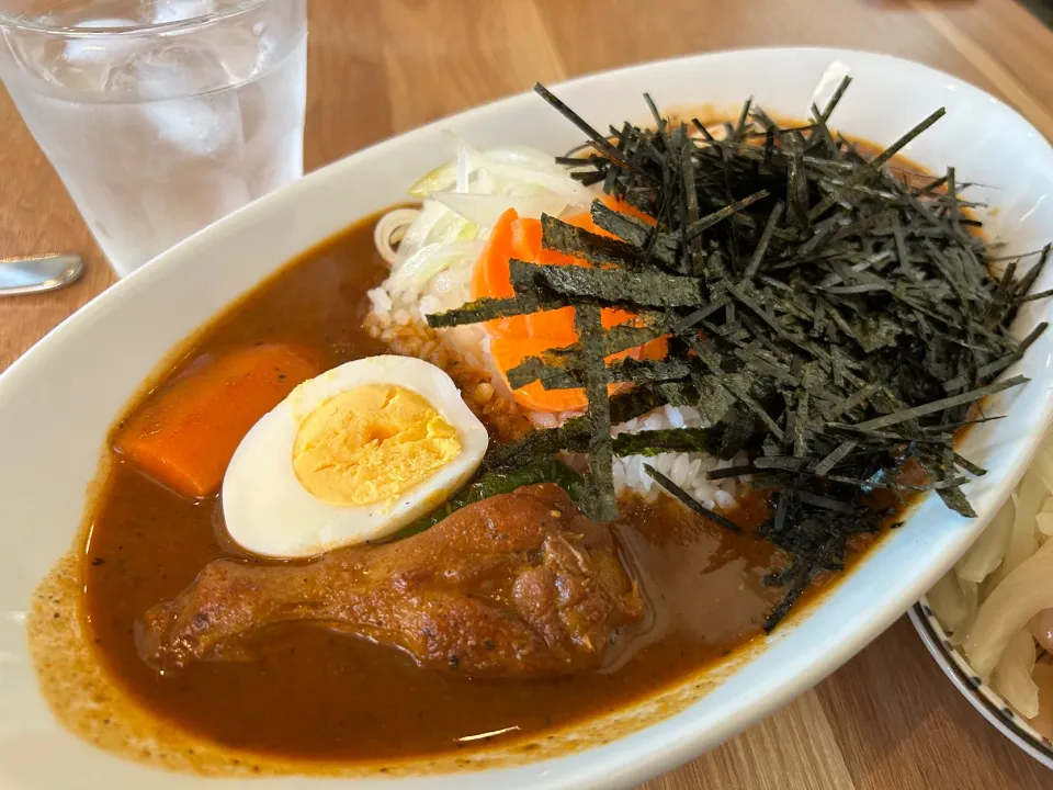 ハードスープカレー🍛味玉トッピング🥚ピクルスマシマシ🥒|buhizouさん