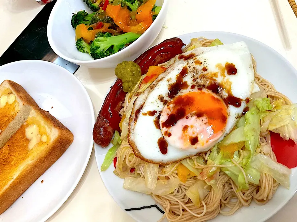 残ってた素麺をカレー風味で炒め、目玉焼きとソーセージをトッピングして朝ごはん。|Takeshi  Nagakiさん