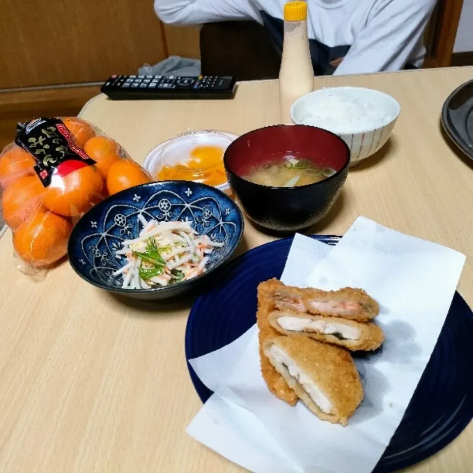 鮭とささみのフライ
ごま油の効いた大根サラダ
ごはん　ひとめぼれ
豆腐とわかめのみそ汁　米みそ
つぼ漬
西宇和みかん。

#父子家庭の晩ごはん|ariyo4200さん