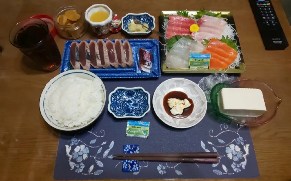 Snapdishの料理写真:刺身盛り合わせと鰹のたたき(夕飯)|enarinさん