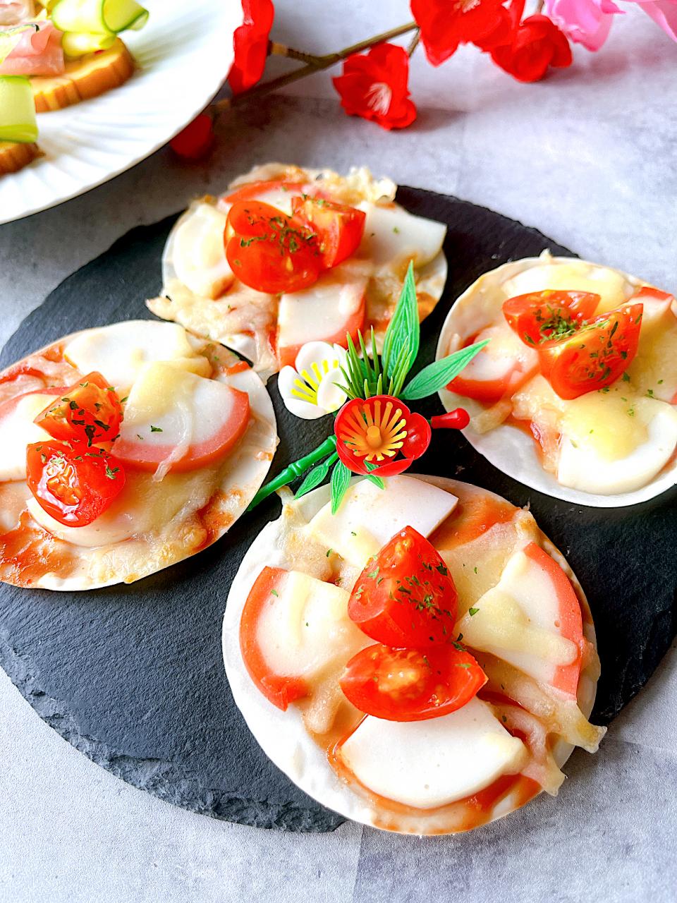 紅白かまぼこの餃子ミニピザ