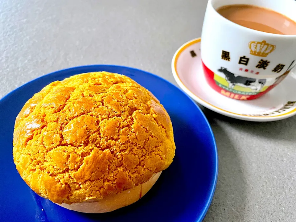 Snapdishの料理写真:🥰香港風メロンパンと🍞ミルクティー☕️|むらさきのすしさん