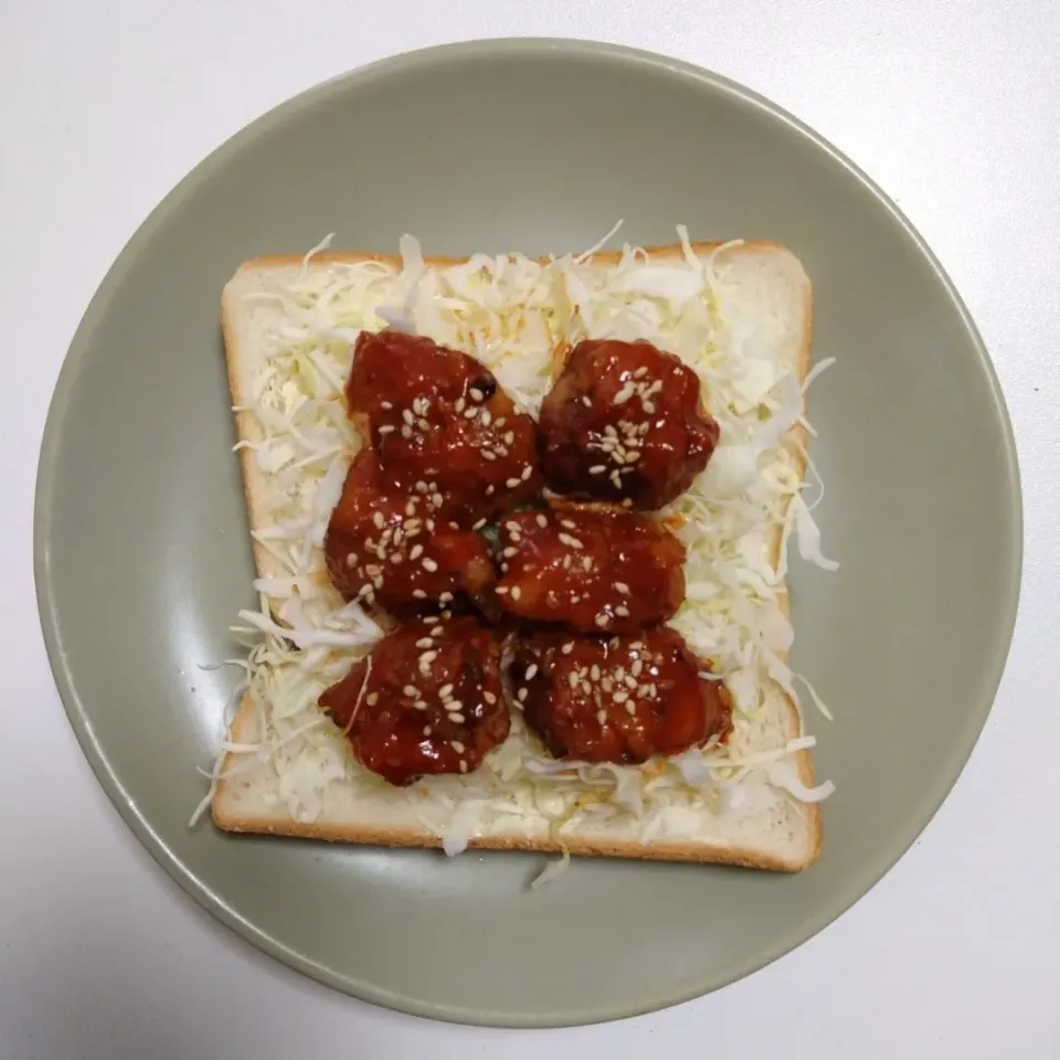 ヤンニョムチキンのオープンサンド|お食事パンさん