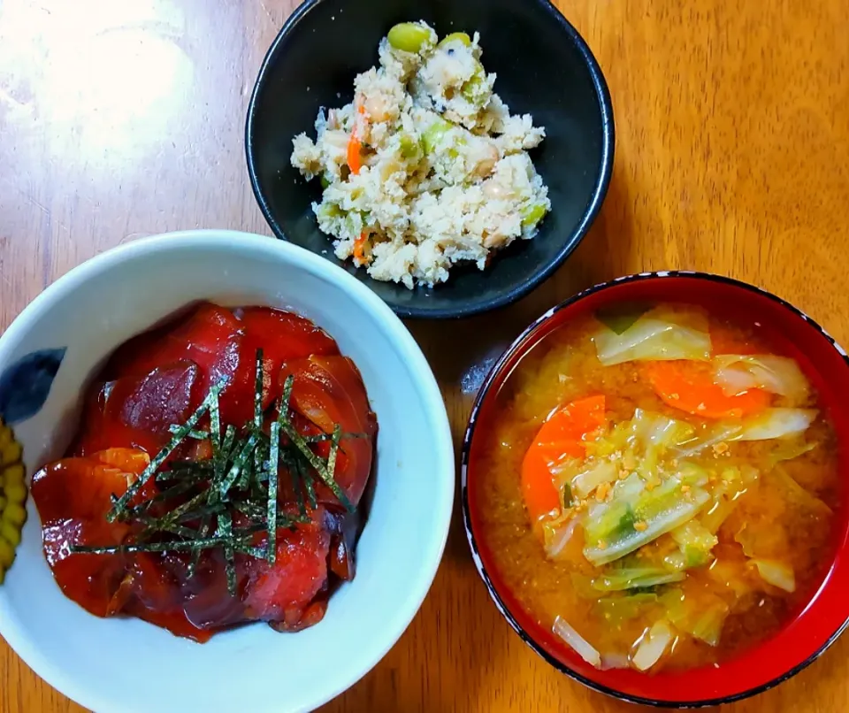 Snapdishの料理写真:2022 1225　鮪の漬け丼　卯の花　野菜たっぷりお味噌汁|いもこ。さん