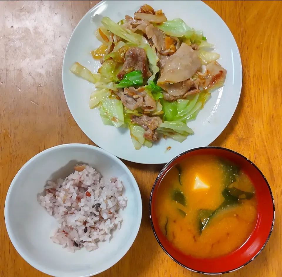 2022 1227　豚バラとキャベツの塩ダレ炒め　豆腐とわかめのお味噌汁|いもこ。さん