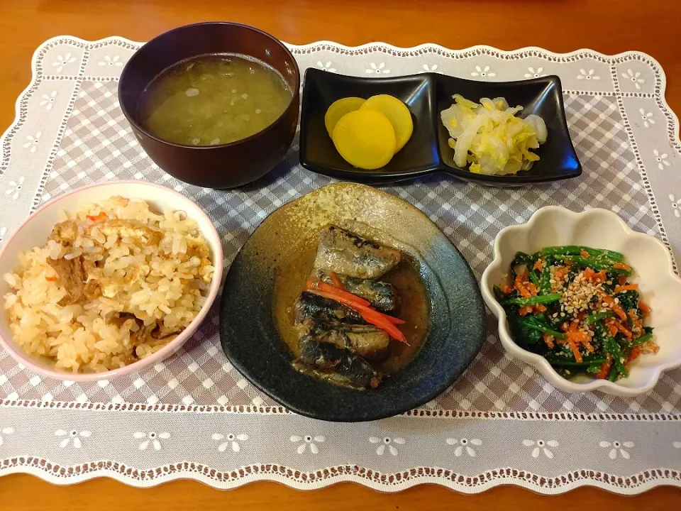 ☆鶏炊き込みご飯
☆イワシ味噌煮
☆ほうれん草ゴマ和え
☆あおさ味噌汁
☆たくあん＆白菜漬|chikakoさん