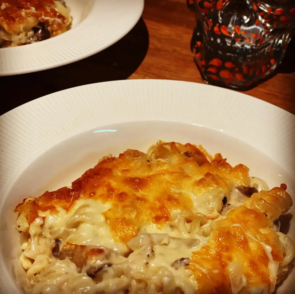 Dinner ! Dinner ! 
Cheese & Mushroom Baked Fusilli Pasta in a freshly made Béchamel Sauce with Mature Cheddar Cheese 
#bakedpasta #homecooking # chefemanuel #ho|Emanuel Hayashiさん