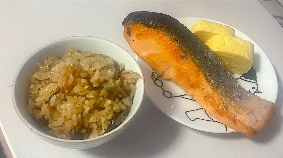 Snapdishの料理写真:炊き込みご飯とドデカ鮭|jiruさん