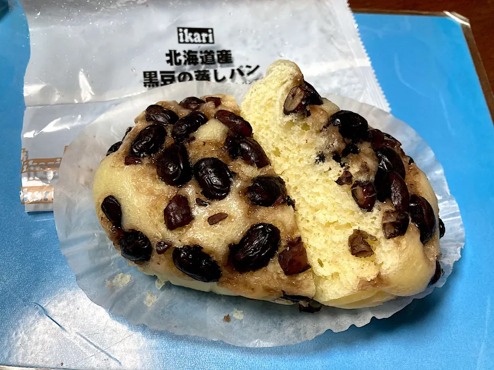 Snapdishの料理写真:黒豆の蒸しパン|はっちぃさん