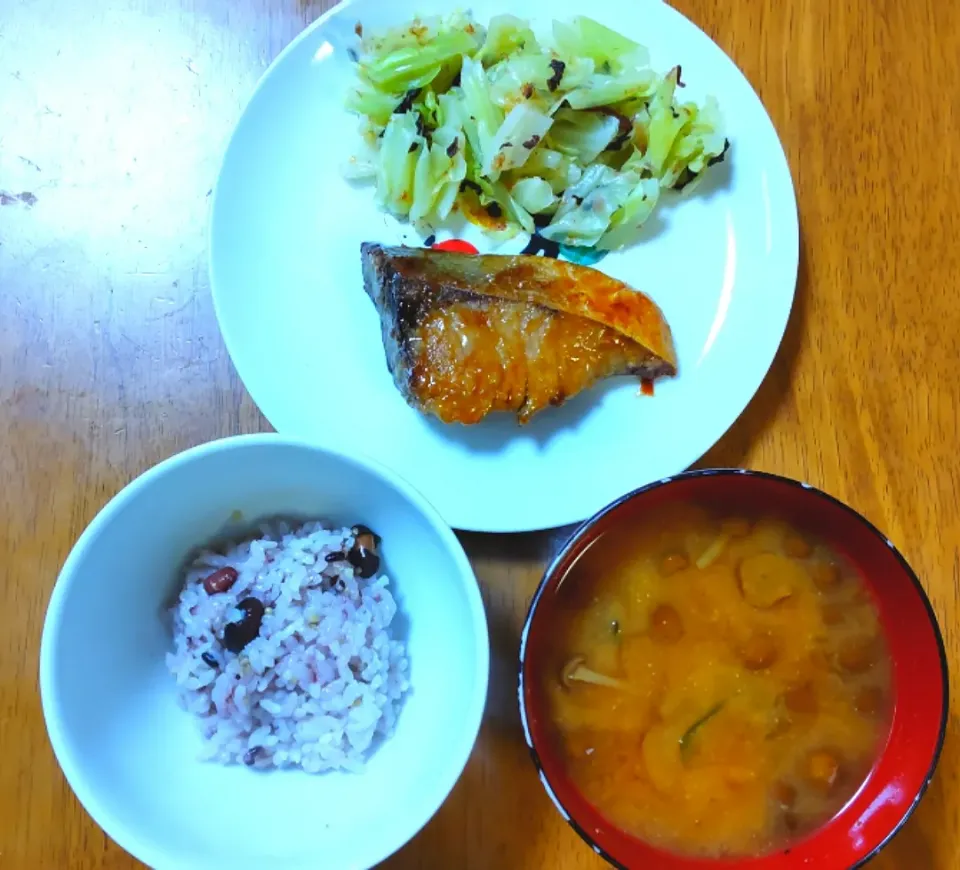 2022 1230　鰤の照り焼き　しそキャベツ　なめことわかめのお味噌汁|いもこ。さん