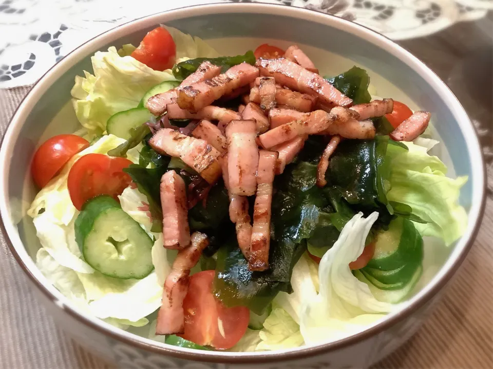 カリカリベーコンの朝ラダ🥗😋|アライさんさん