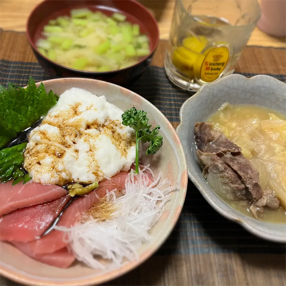 Snapdishの料理写真:2022/12/30 静岡産マグロやまかけ丼、肉じゃが風煮、大根葉味噌汁|kykyさん