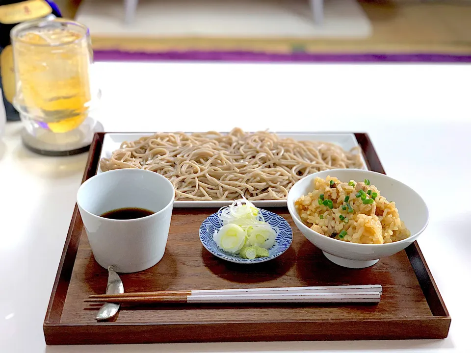 Snapdishの料理写真:年越し蕎麦。炊き込みごはんは炊き立て。|yukiさん