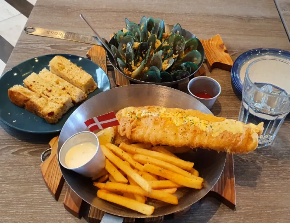 Snapdishの料理写真:New year's eve lunch 😍😋🤤💕🤗💯💋
Danish fish & chips ~ mozarella filling🤤🤤🤤
Mussels in garlic lemon butter sauce 😜💕|🌷lynnlicious🌷さん