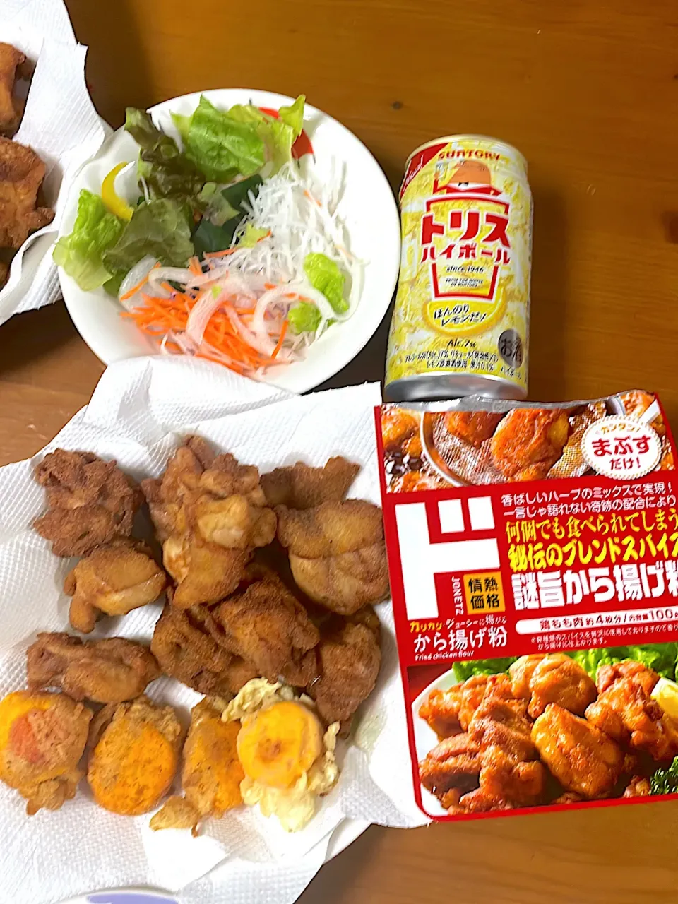 Snapdishの料理写真:ドンキで買った唐揚げ粉であげた唐揚げとトリスハイボール|ぽんぽこまめだ。さん