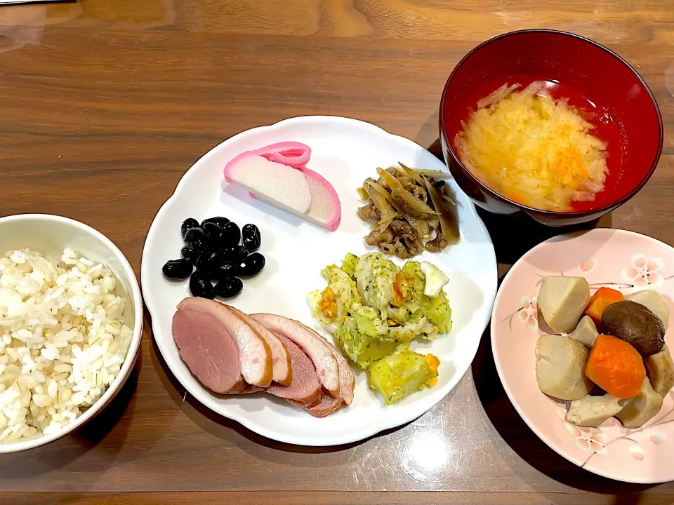 合鴨スモーク　じゃが玉チキンのバジルマヨ和え　牛ごぼう煮　うさぎ蒲鉾　煮物　大根と人参の味噌汁|おさむん17さん