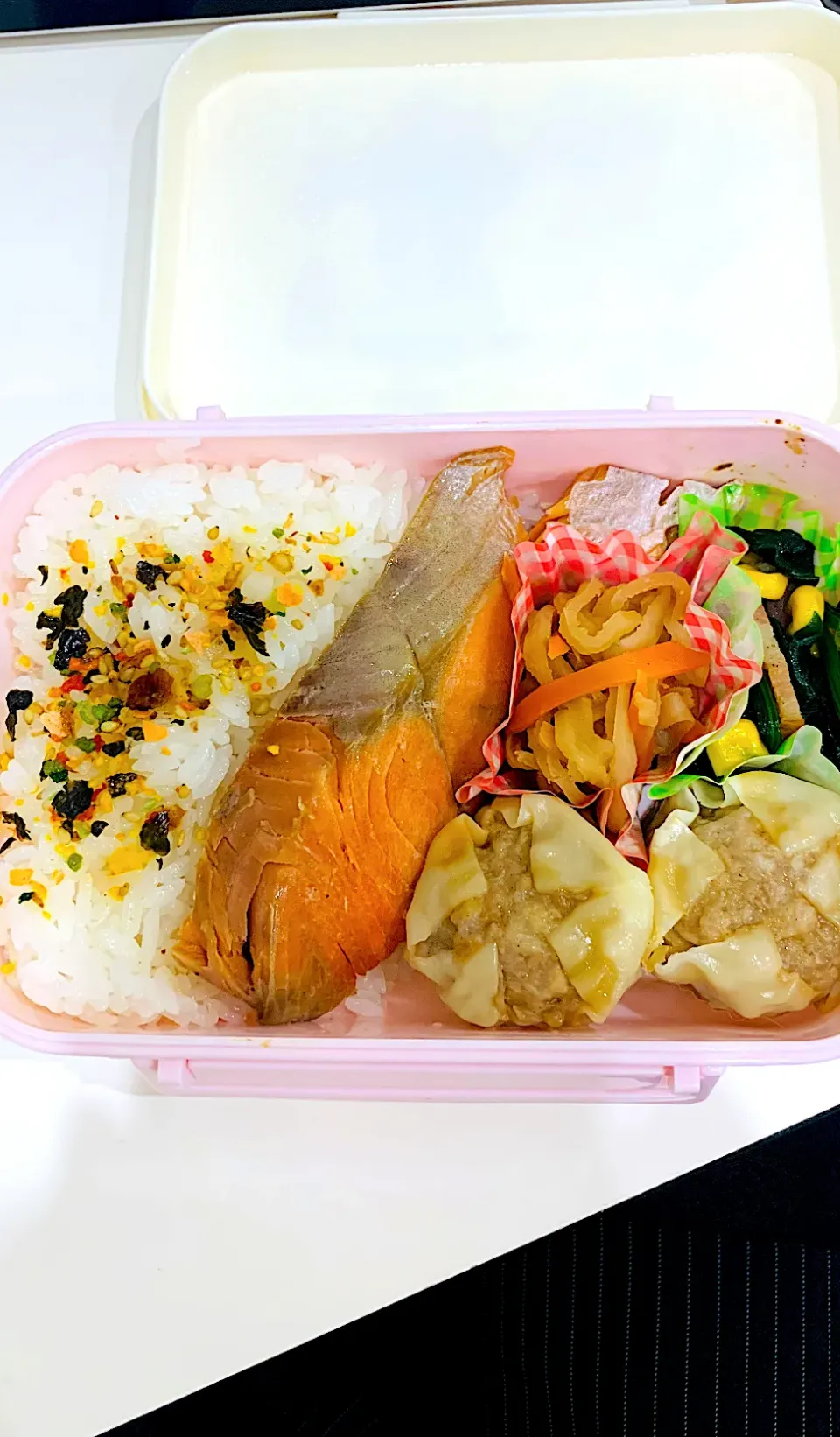 2022仕事納め弁当。普通弁当😂|ちはるさん