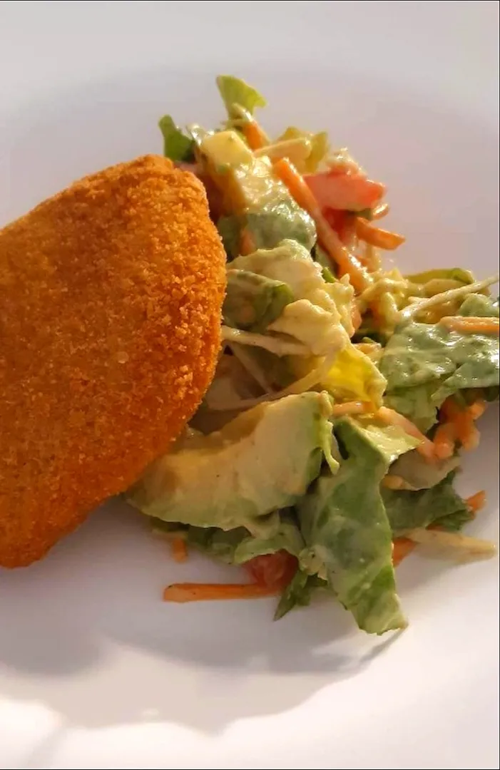 Avocado salad with fried meat stuffed with cheese.|Imre Zoltánさん