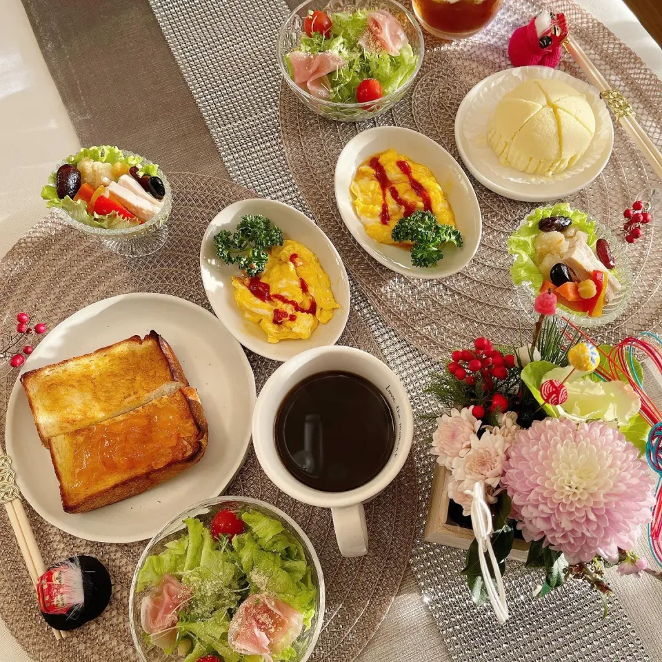 1/2❤︎お正月2日目モーニング🎍✨

・あんずジャムバタートースト（アールベイカー食パン）
・ポケモンミルク蒸しパン
・おせち残り物
・スクランブルエッグ
・生ハムグリーンサラダ|Makinsさん