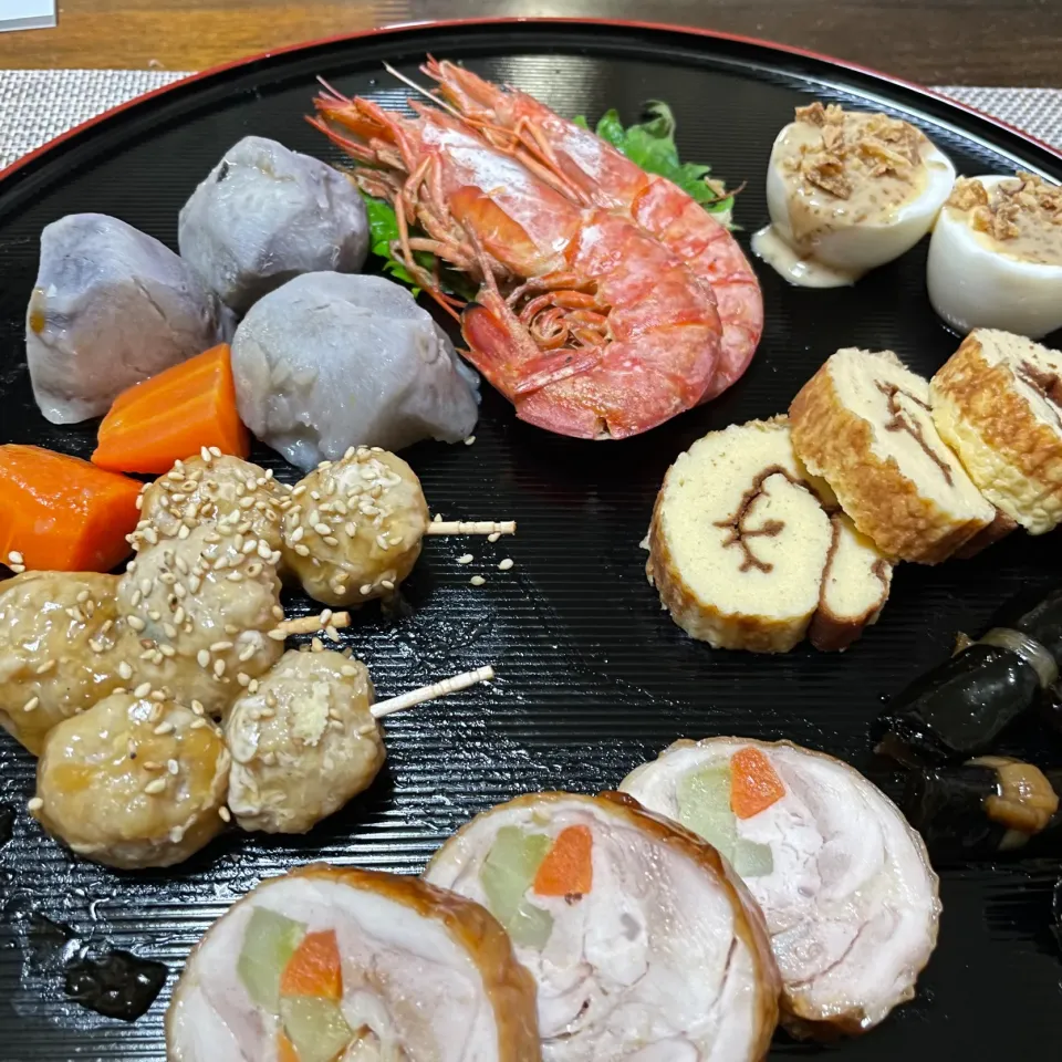 二人だけなのでシンプルなお節料理。食べ残しなどの食品ロスも避けて食べ切り程度だけで。|kazzz3さん