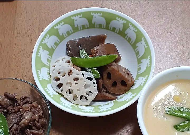 左から、牛肉のしぐれ煮、酢レンコン、お煮しめ、お雑煮です(^^)|ナナさん