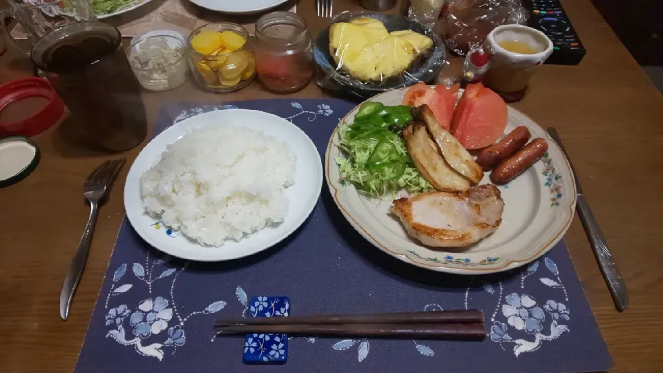 ポークソテー、肉と野菜のフライパン焼き、サラダ(夕飯)|enarinさん