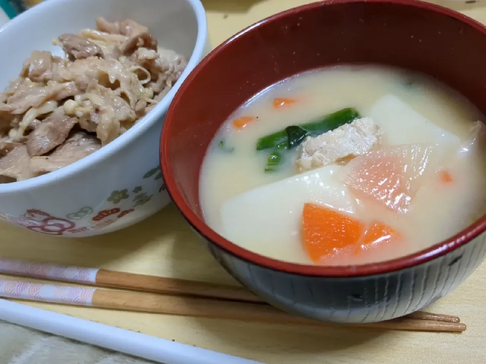 Snapdishの料理写真:お雑煮＆豚丼|ka5 um1さん