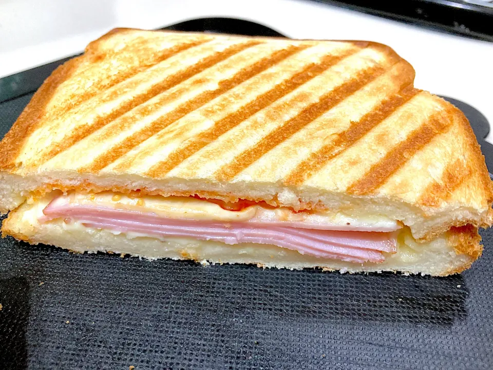 朝食にホットサンド🥪|よっしーさん