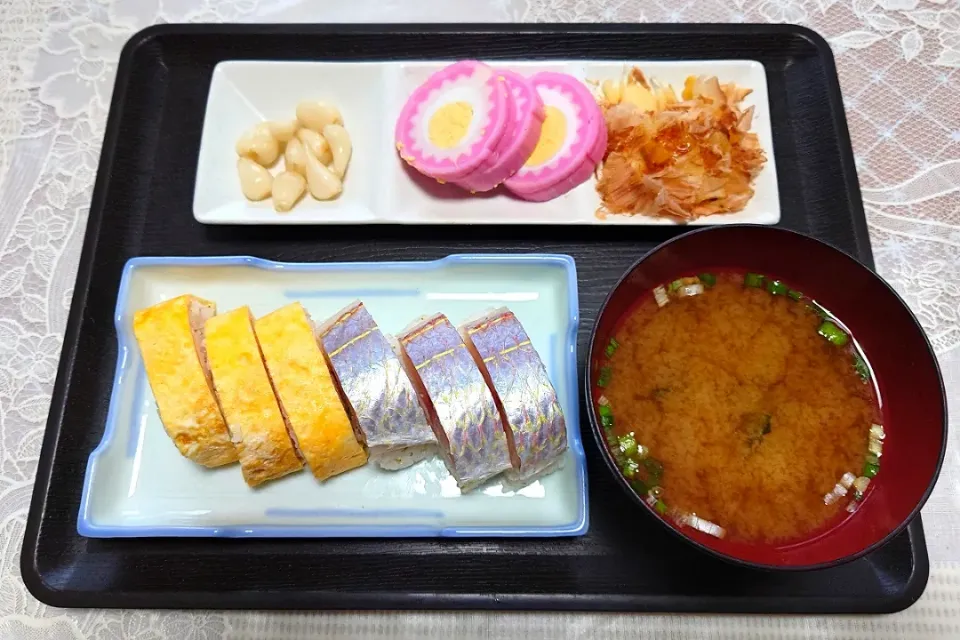 今日の朝ごはん（自家製の押し寿司2種（イトヨリダイ・玉子焼き）、インスタントみそ汁、数の子・大丸（かまぼこ）・自家製らっきょう漬）
※イトヨリダイは昨年末に釣り上げたものです。|Mars＠釜飯作り研究中さん